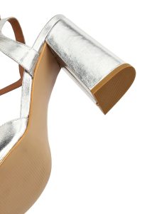 صندل زنانه چرم متالیک نقره‌ای بنددار مچ پا پاشنه‌ضخیم دری مد