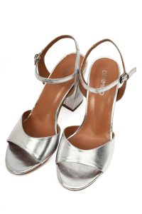 صندل زنانه چرم متالیک نقره‌ای بنددار مچ پا پاشنه‌ضخیم دری مد