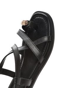 صندل زنانه چرم مشکی بنددار مچ پا دری مد