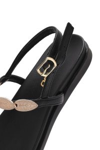 صندل زنانه چرم مشکی سگک‌دار انگشتی دری مد