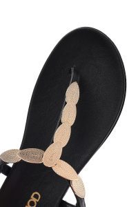 صندل زنانه چرم مشکی سگک‌دار انگشتی دری مد