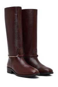 چکمه زنانه چرم قهوه‌ای اکسسوری‌دار دری مد