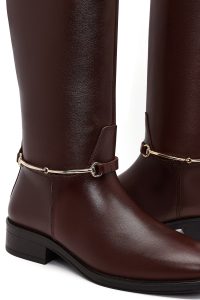 چکمه زنانه چرم قهوه‌ای اکسسوری‌دار دری مد