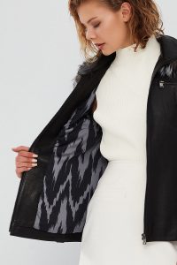 کاپشن چرمی زنانه مشکی کلاه‌دار یقه خزدار Audrey دری مد