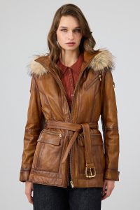 کت چرمی زنانه کاراملی کلاه‌دار کمربنددار Donatella دری مد