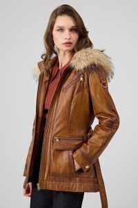 کت چرمی زنانه کاراملی کلاه‌دار کمربنددار Donatella دری مد