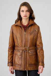 کت چرمی زنانه کاراملی کلاه‌دار کمربنددار Donatella دری مد