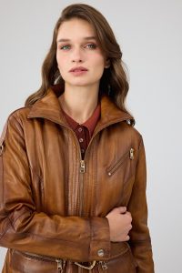 کت چرمی زنانه کاراملی کلاه‌دار کمربنددار Donatella دری مد