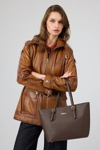 کت چرمی زنانه کاراملی کلاه‌دار کمربنددار Donatella دری مد