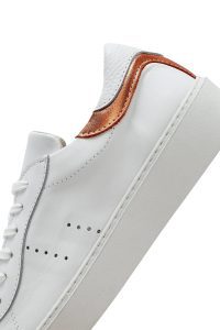 کتونی زنانه چرم سفید بنددار دری مد