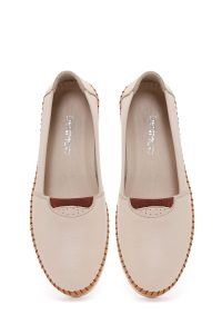 کفش زنانه چرم کرم لژدار راحتی دری مد