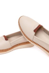 کفش زنانه چرم کرم لژدار راحتی دری مد