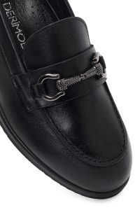 کفش لوفر زنانه چرم مشکی سگک‌دار لژدار راحتی دری مد