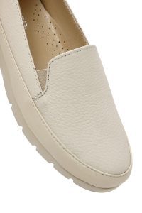 کفش لوفر زنانه چرم کرم راحتی دری مد