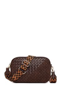 کیف کراس بادی زنانه قهوه‌ای بلند با جزئیات بافت دری مد