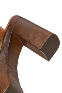 صندل جیر چرمی زنانه عسلی مچی سگک‌دار با پاشنه بلند پهن دری مد