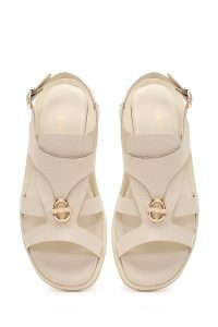 صندل چرم زنانه بژ سگک‌دار پشت دری مد