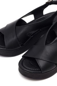صندل چرم لژدار زنانه مشکی سگک‌دار مچی دری مد
