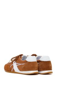 کتونی زنانه قهوه‌ای چرم بنددار دری مد