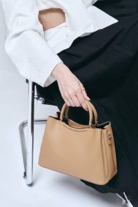 کیف دستی زنانه بژ بند بلند دری مد