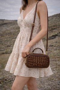 کیف کراس‌بادی زنانه قهوه‌ای بافته‌شده دری مد