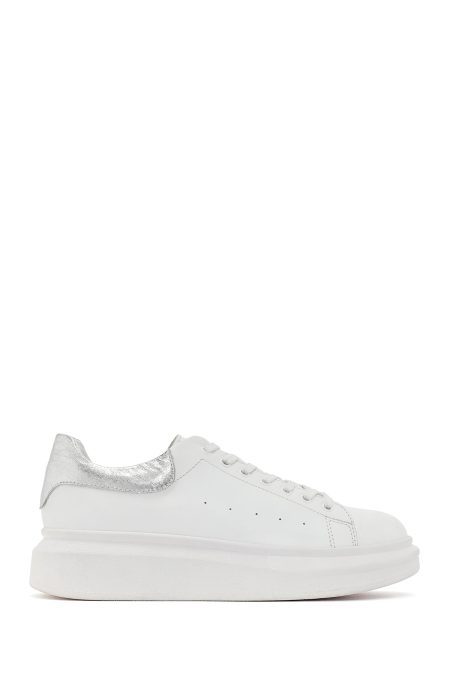 کتونی زنانه چرم سفید بنددار لژدار دری مد